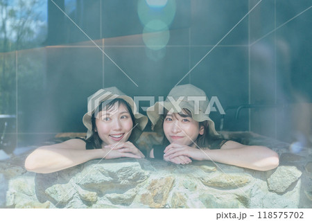 水風呂に入る女性 水風呂に入る女性 118575702