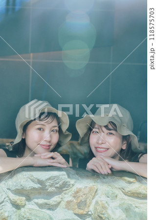 水風呂に入る女性 水風呂に入る女性 118575703