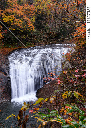 北海道恵庭市、紅葉に染まる白扇の滝【10月】 118575824