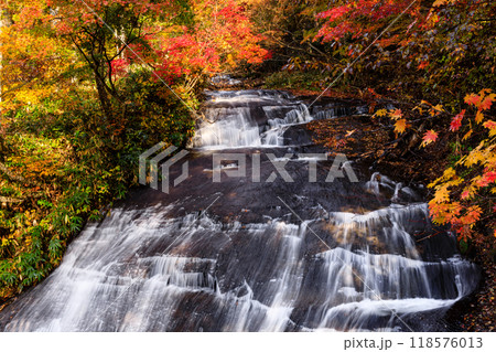 北海道恵庭市、紅葉に染まるラルマナイの滝【10月】 北海道恵庭市、紅葉に染まるラルマナイの滝【10月】 118576013