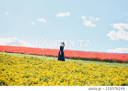 花畑で立つ女性 118576248