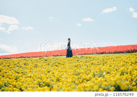 花畑で立つ女性 花畑で立つ女性 118576249