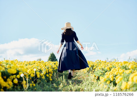 花畑の中を歩く女性 118576266