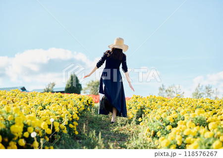 花畑の中を歩く女性 118576267