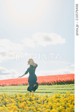 花畑の中を走る女性 118576406