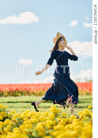 花畑の中を走る女性 118576414
