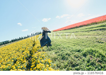 花畑の中を走る女性 118576416