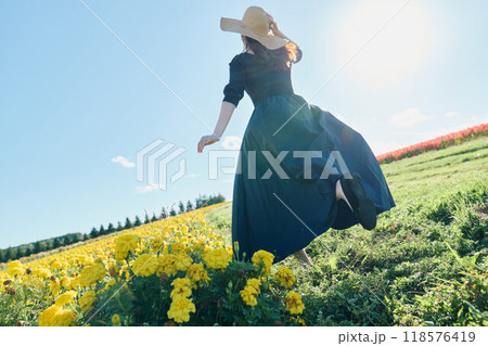 花畑の中を走る女性 118576419