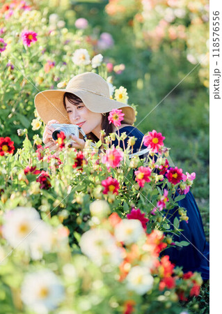 花を撮影する女性 118576556