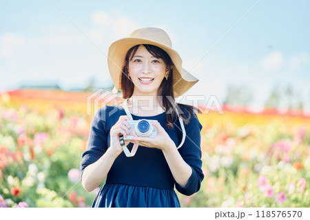 花を撮影する女性 118576570