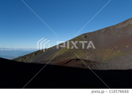 富士山の噴火口 宝永第一火口 富士山の噴火口 宝永第一火口 118576688