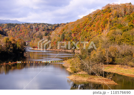 北海道恵庭市、漁川ダムから眺める紅葉のえにわ湖【10月】 118576690