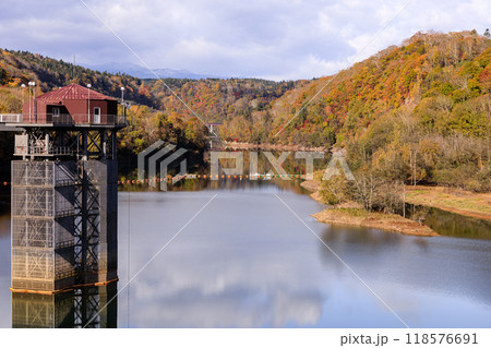 北海道恵庭市、漁川ダムから眺める紅葉のえにわ湖【10月】 118576691