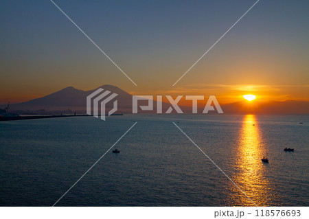 南欧イタリア共和国カンパニア州ナポリ　サンタルチアからの朝焼けのナポリ湾とヴェスヴィオ山と朝の光の道 118576693