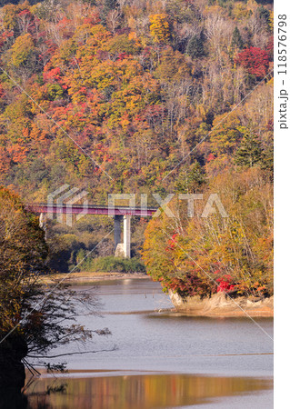 北海道恵庭市、漁川ダムから眺める紅葉のえにわ湖【10月】 118576798