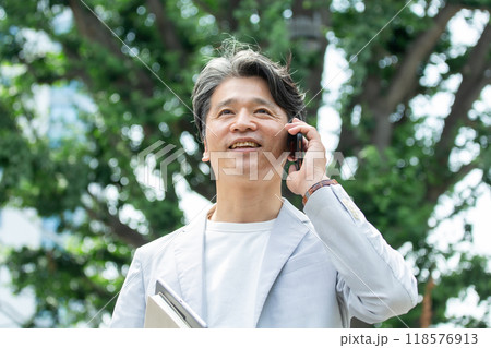 電話をするクリエーター 118576913
