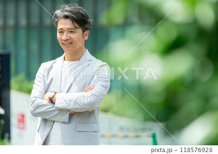 ミドル男性　オフィスカジュアル 118576928