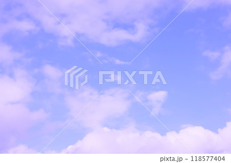 青空に白い雲が広がる(背景素材) 青空に白い雲が広がる(背景素材) 118577404