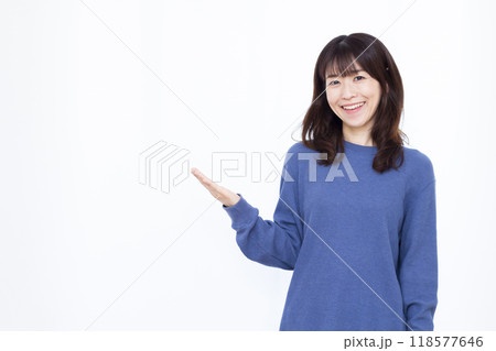 笑顔で紹介をしている女性 118577646