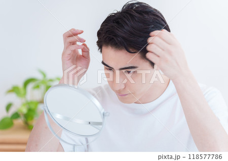 ヘアセットする若い男性 ヘアセットする若い男性 118577786