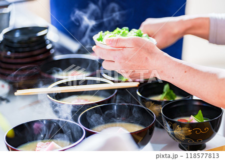 朝食 の 味噌汁 白味噌 雑煮 を 調理 する シニア 【 日本 の 家庭 の 朝 の 風景 】 朝食 の 味噌汁 白味噌 雑煮 を 調理 する シニア 【 日本 の 家庭 の 朝 の 風景 】 118577813