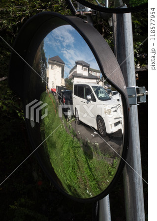 カーブミラーに映る車 118577954