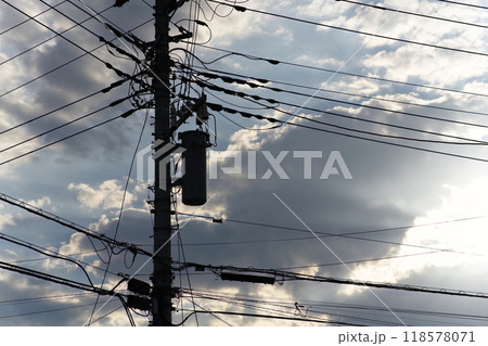 電信柱と電線 118578071