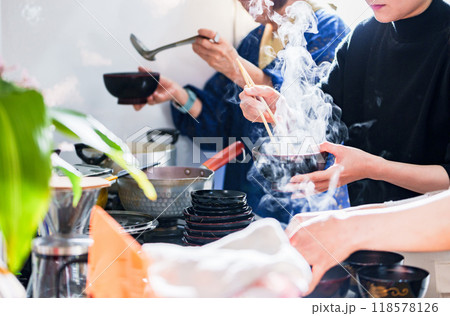 母 と 娘 が 台所 で 並んで 朝食 を 準備 する【 日本 の 家庭 の 朝 の 風景 】 118578126