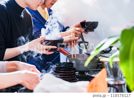 母 と 娘 が 台所 で 並んで 朝食 を 準備 する【 日本 の 家庭 の 朝 の 風景 】 118578127