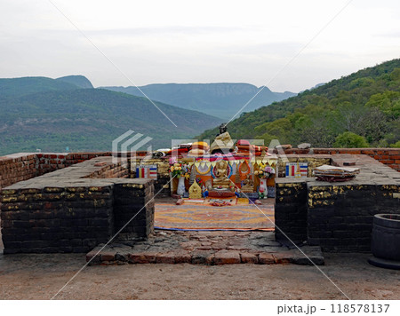 インドのビハール州にある仏教聖地のラージギル王舎城の東にあるお釈迦様が説法をされた霊鷲山の香堂 118578137