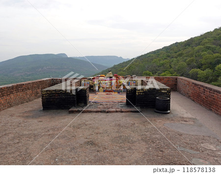 インドのビハール州にある仏教聖地のラージギル王舎城の東にあるお釈迦様が説法をされた霊鷲山の香堂 118578138