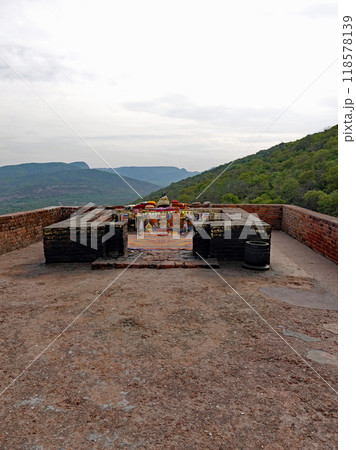 インドのビハール州にある仏教聖地のラージギル王舎城の東にあるお釈迦様が説法をされた霊鷲山の香堂 インドのビハール州にある仏教聖地のラージギル王舎城の東にあるお釈迦様が説法をされた霊鷲山の香堂 118578139