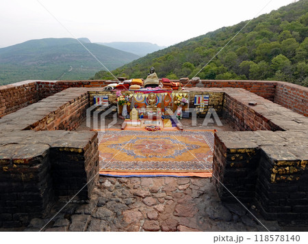 インドのビハール州にある仏教聖地のラージギル王舎城の東にあるお釈迦様が説法をされた霊鷲山の香堂 インドのビハール州にある仏教聖地のラージギル王舎城の東にあるお釈迦様が説法をされた霊鷲山の香堂 118578140