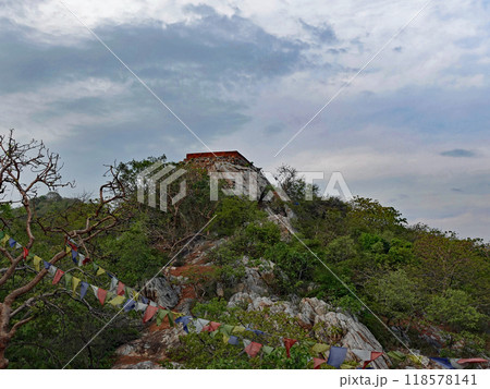 インドのビハール州にある仏教聖地のラージギル王舎城の東にあるお釈迦様が説法をされた霊鷲山の香堂 インドのビハール州にある仏教聖地のラージギル王舎城の東にあるお釈迦様が説法をされた霊鷲山の香堂 118578141