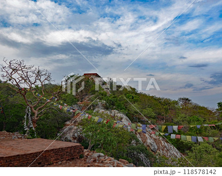 インドのビハール州にある仏教聖地のラージギル王舎城の東にあるお釈迦様が説法をされた霊鷲山の香堂 118578142