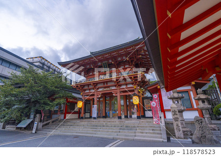 夕暮れ時の生田神社　楼門　(兵庫県神戸市中央区下山手通) 118578523