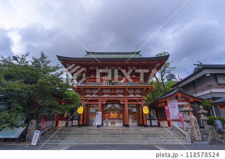 夕暮れ時の生田神社　楼門　(兵庫県神戸市中央区下山手通) 118578524