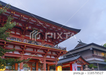 夕暮れ時の生田神社　楼門　(兵庫県神戸市中央区下山手通) 118578527
