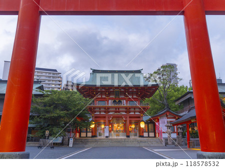 夕暮れ時の生田神社 大鳥居越しに見る楼門 (兵庫県神戸市中央区下山手通) 夕暮れ時の生田神社 大鳥居越しに見る楼門 (兵庫県神戸市中央区下山手通) 118578532