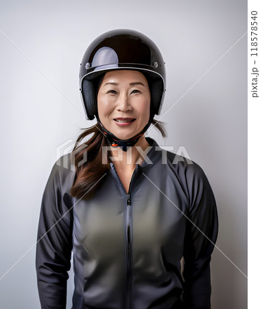 ヘルメットを装着している高齢者女性のイメージ素材 118578540