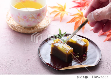 日本を代表する和菓子 羊羹 ( 栗蒸し羊羹 ) 日本を代表する和菓子 羊羹 ( 栗蒸し羊羹 ) 118578587