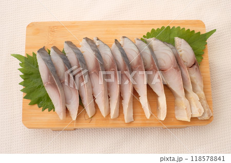 木の板の上の しめサバ 118578841