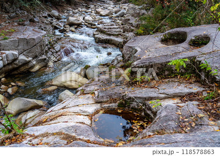 奥津渓の秋 臼淵の甌穴群2 岡山県苫田郡鏡野町 奥津渓の秋 臼淵の甌穴群2 岡山県苫田郡鏡野町 118578863