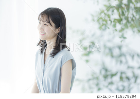 疲れているエプロンの女性 118579294