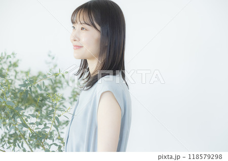 水色のワンピースの若い女性　 118579298