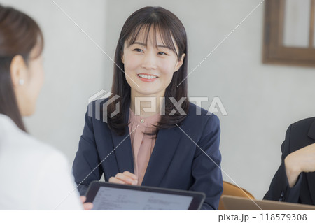 オフィスで働く若いビジネスウーマン 118579308