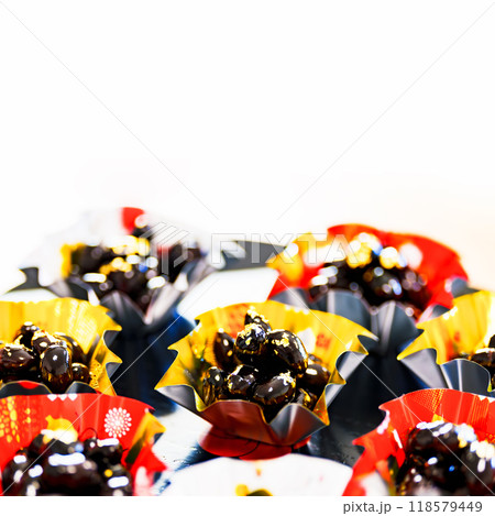 黒豆 に 金粉 が トッピング されて 華やか 【 お節料理 の 定番 の 食材 】 118579449