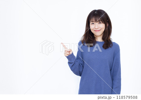 笑顔で人差し指を立てる女性 笑顔で人差し指を立てる女性 118579508