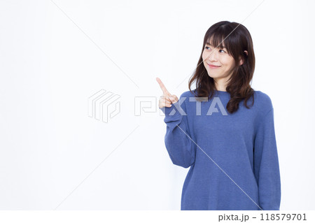笑顔で人差し指を立てる女性 笑顔で人差し指を立てる女性 118579701