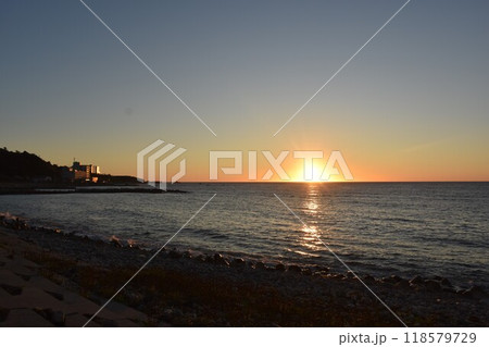 佐渡島 相川海岸の夕日 佐渡島 相川海岸の夕日 118579729